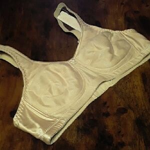 NWT ABC Creamy Beige 38AA Soft Padded Wirefree Feminine Bra